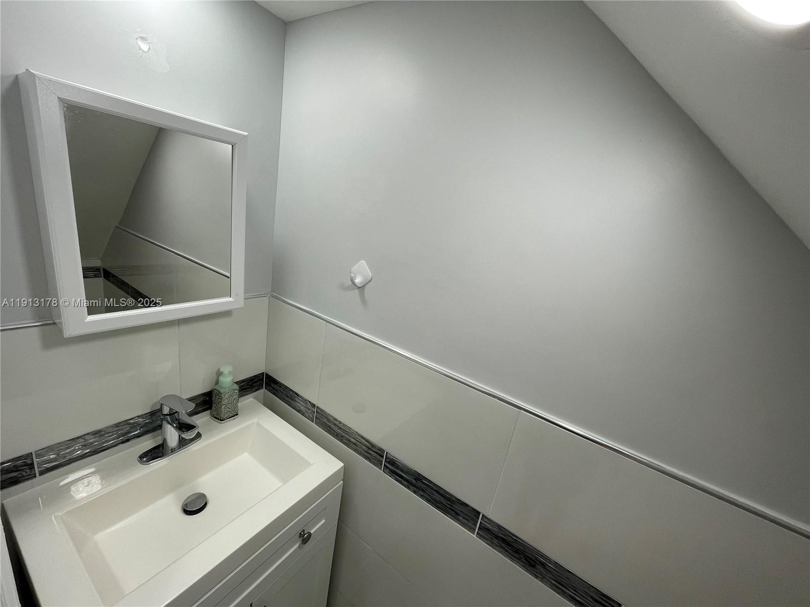 MANGO HILL #11 CONDO - Residential Lease