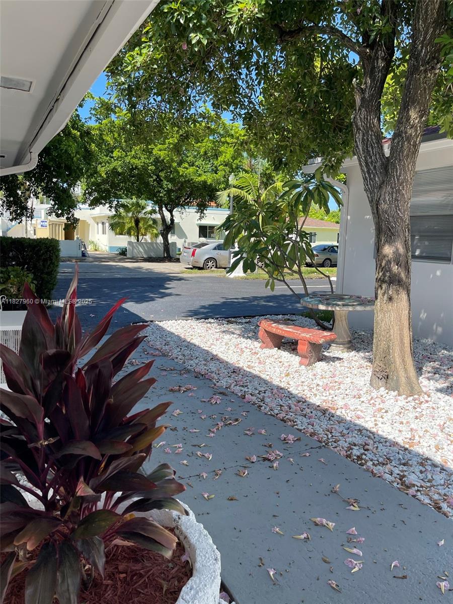 HOLLYWOOD - Residential Income