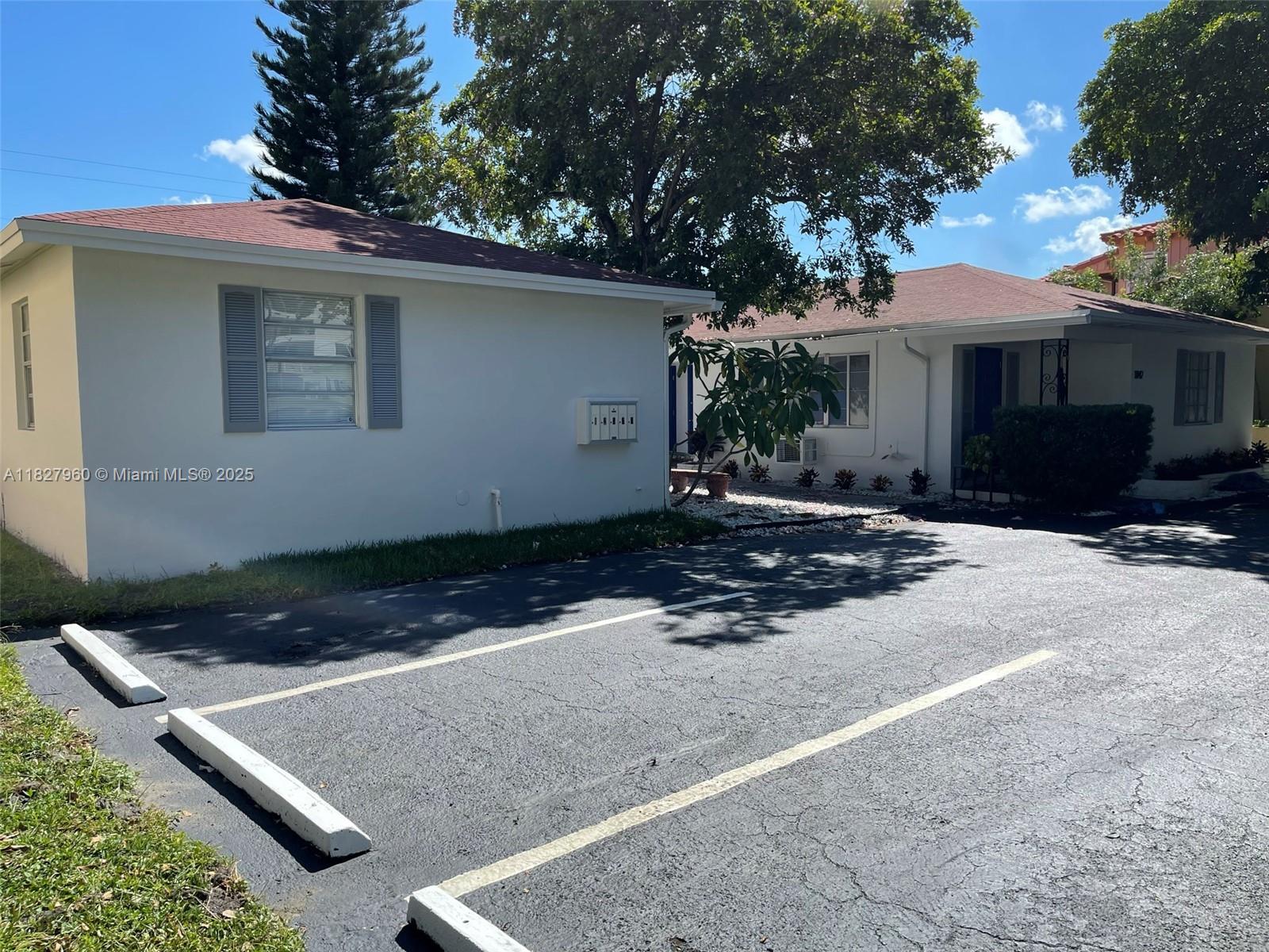 HOLLYWOOD - Residential Income