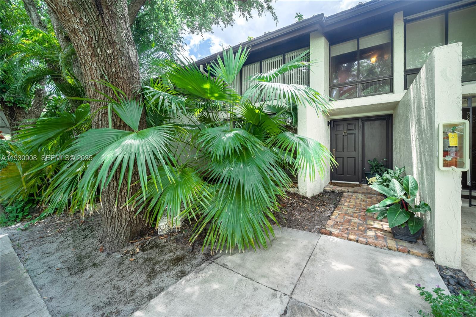 IF YOU ARE LOOKING FOR A BEAUTIFUL 11 ACRES HIDDEN GEM, THIS IS YOUR PLACE. RIVERWOOD IS A GATED CONDOMINIUM, SECURED WITH SECURITY CAMERAS. THIS 2 STORY 1,693 SF TOWNHOUSE HAS 3 BEDR, 2.5 BATHR, A CATHEDRAL CELLING IN LIVING ROOM, PLENTY OF CLOSETS/WALK IN, FRONT/REAR PATIO, OPEN KITCHEN, WASHER/DRYER IN UNIT, 2PETS/UNIT W/NO WEIGHT RESTRICTIONS. LOCATED ON OLETA RIVER, KAYAK/JET SKIES LOVERS CAN ENJOY THIS AMAZING AREA. MAINTENANCES INCLUDES WATER/SEWER, TRASH REMOVAL, LANDSCAPING/LAWN MAINTENANCE, ROOFS REPAIRS, BUILDING EXTERIOR, RESERVES, MANAGER, CABLE TV/HBO, HIGH SPEED INTERNET, POOL, BASKETBALL, PLAYGROUND.THIS UNIT 283D IS LOCATED IN THE BEST BUILDING OF RIVERWOOD CONDO, TREES PROVIDING THE SHADE AND THE OLETA RIVER FACING THE BACK PATIO. MOTHER NATURE IS GLOWING IN RIVERWOOD. NEW ROOF!