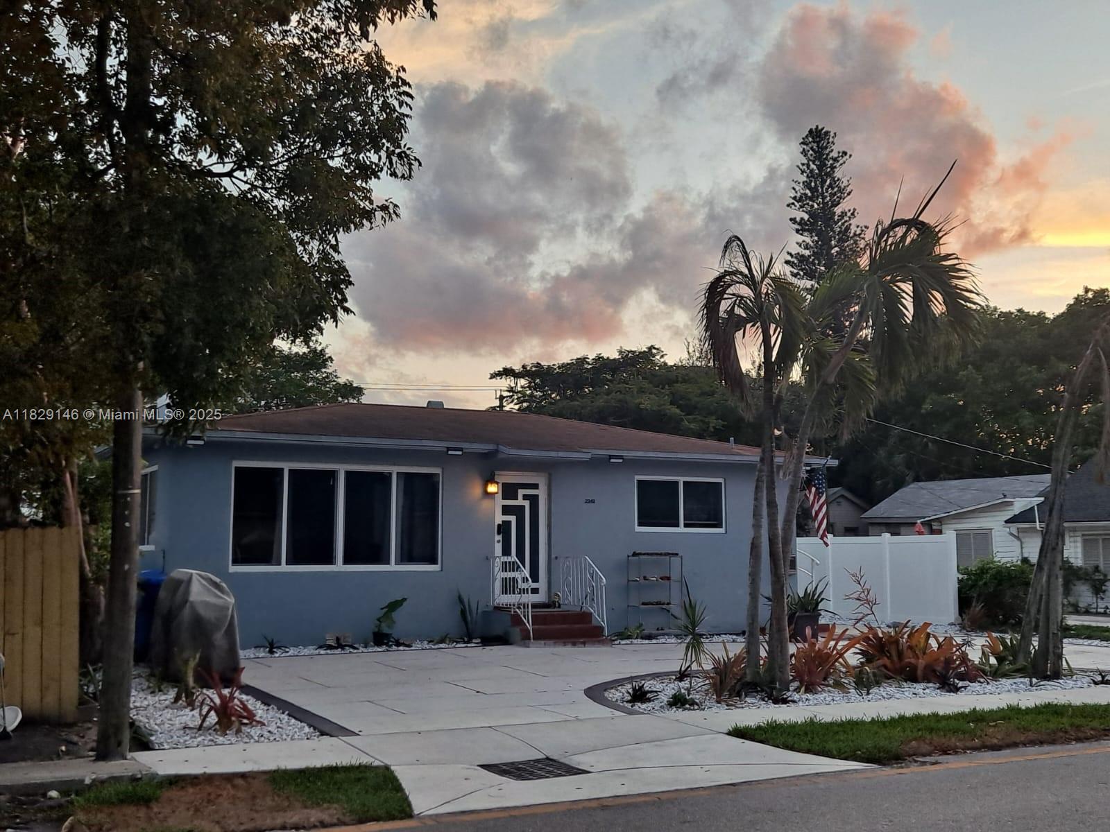 HOLLYWOOD LITTLE RANCHES - Residential Income