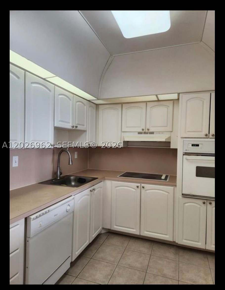 OCEANVIEW BUILDING A COND - Residential Lease