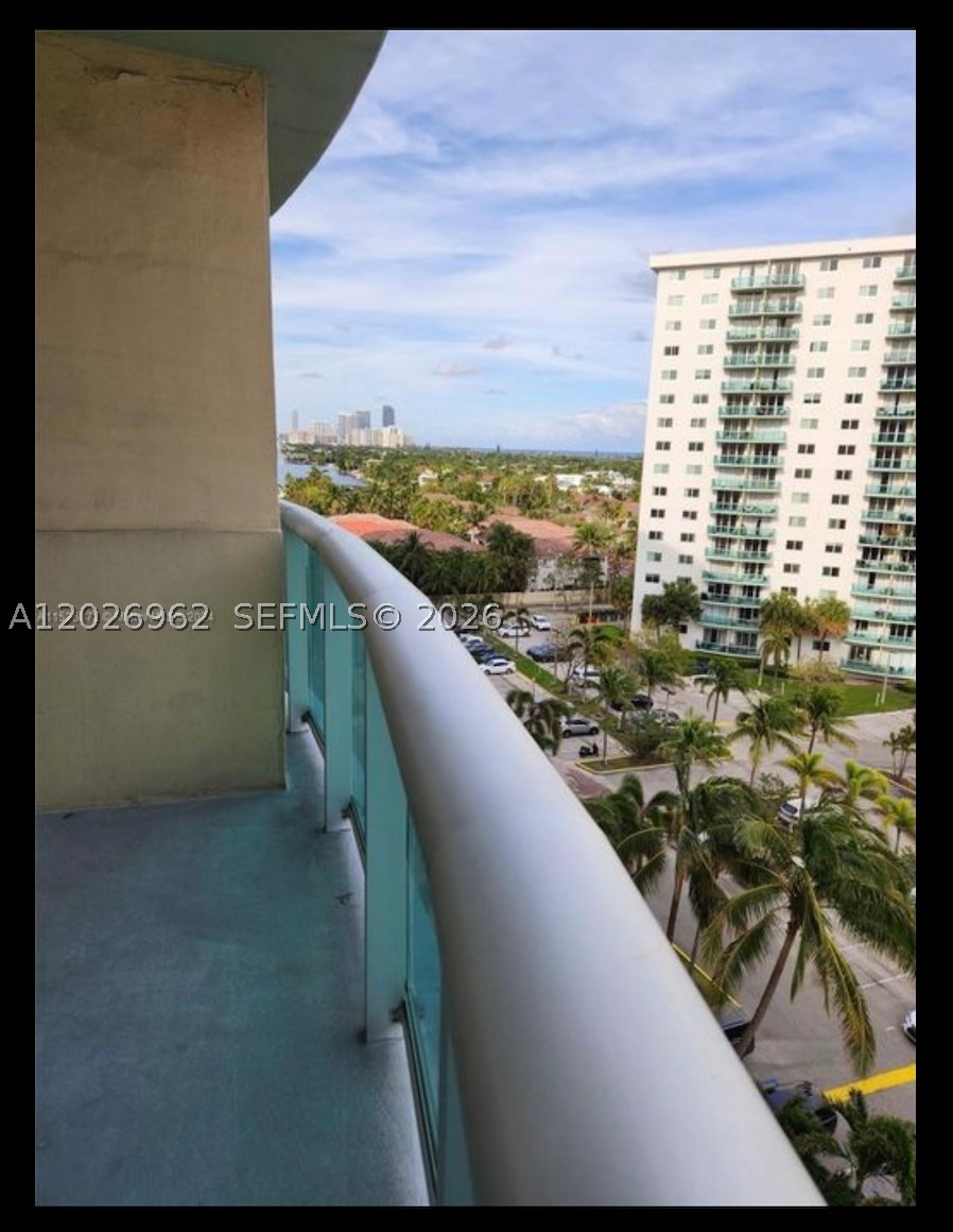 Spacious 1 bedroom, 2 bathroom unit with bay views in the prestigious Sunny Isles. The building is highly amenitized including a gym, yoga room, private pool, two tennis courts and more. Walking distance to the beach, shops and restaurants. Close to the major highways and airports.