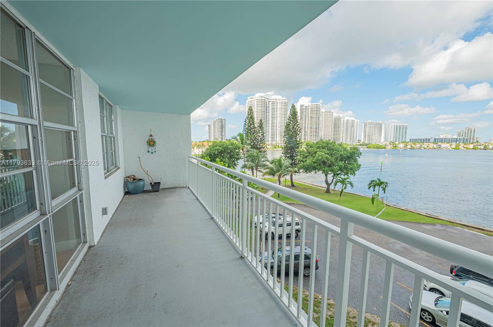 WINSTON TOWERS 500 CONDO - Residential