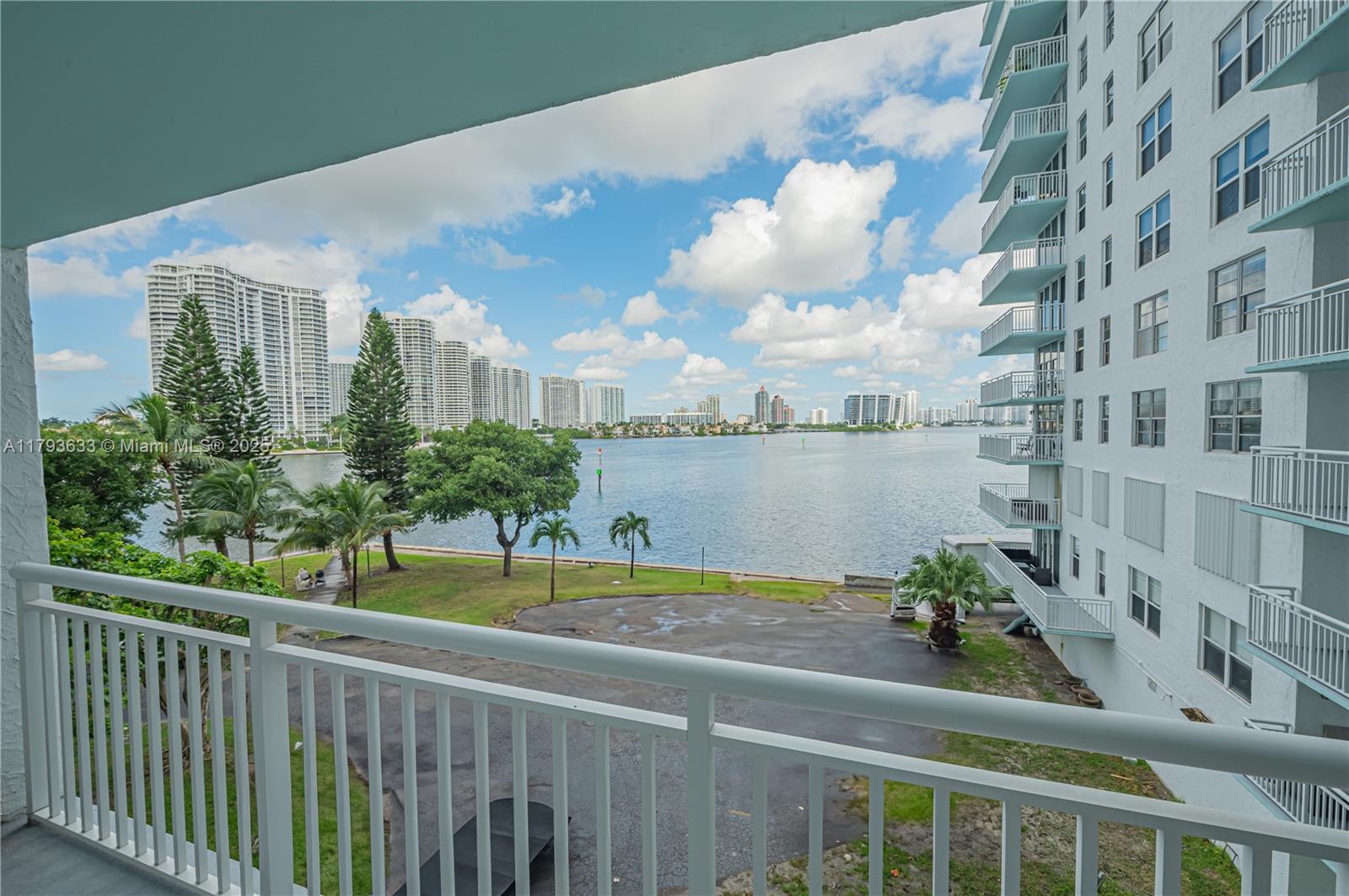 WINSTON TOWERS 500 CONDO - Residential