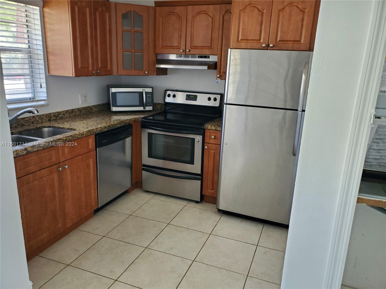 Super nice unit with a remodeled kitchen and both bathrooms. Very good care building. Great location. 15 min from park ,shops and beach. FAST APPROVAL OK.