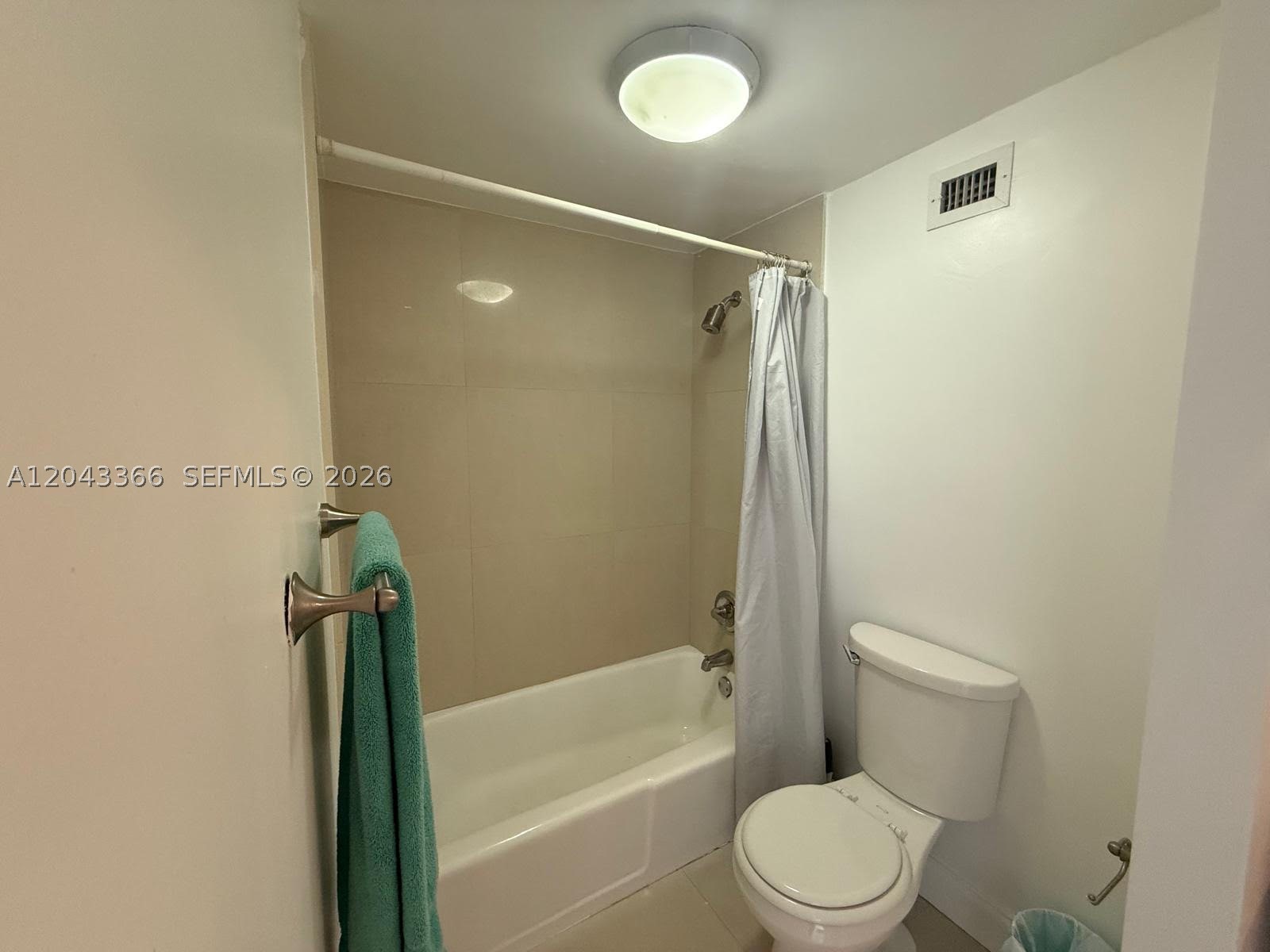 THE DECOPLAGE CONDO - Residential Lease