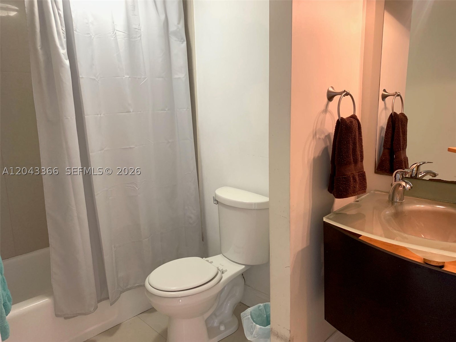 THE DECOPLAGE CONDO - Residential Lease