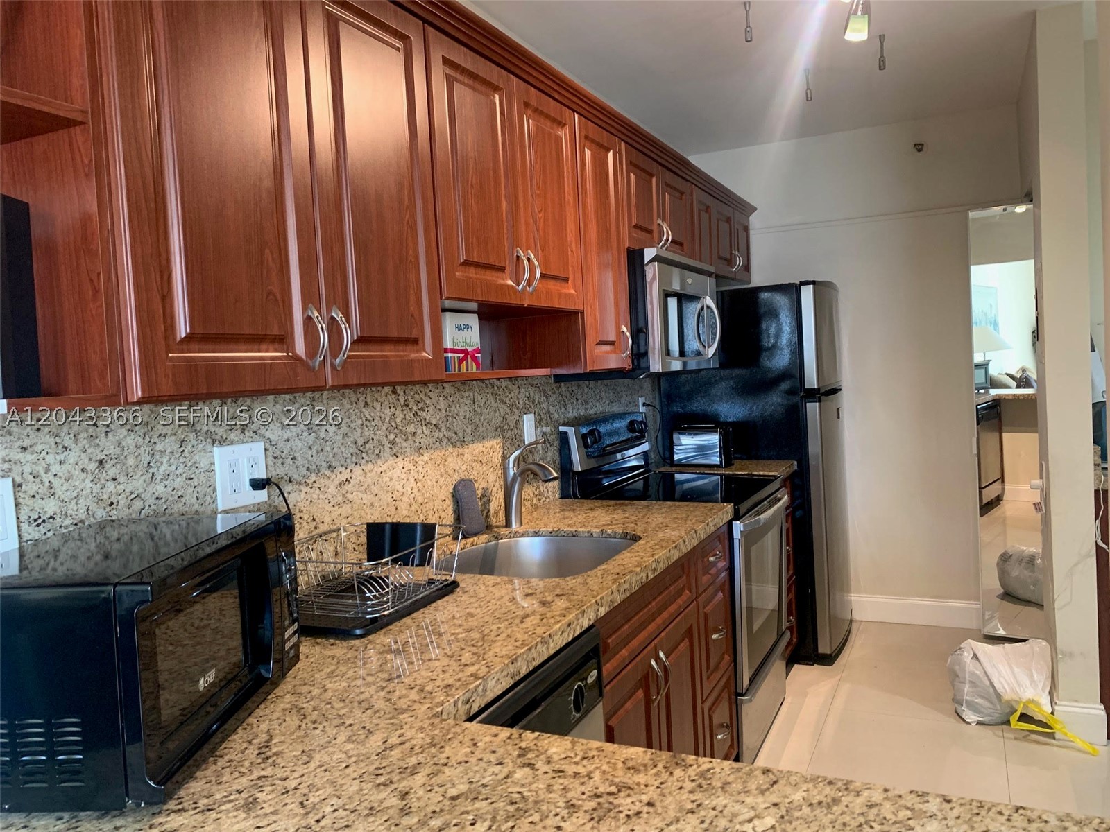 THE DECOPLAGE CONDO - Residential Lease