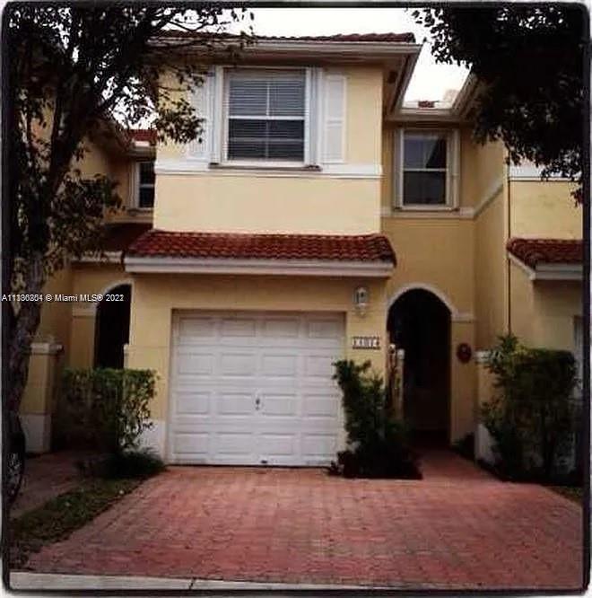 Beautiful townhouse with lake view. Upstairs: 2 Master Bedrooms with walk-in closets, 2 master bathrooms. Downstairs: living areas, dining room, den or office, 1/2 bathroom, kitchen with dining area & new appliances. Patio fenced for family and friends BBQ. Great Location, within a mile: CVS, Navarro, Citibank, Amerant Bank, Shopping centers, plenty of restaurants, Doral Schools.