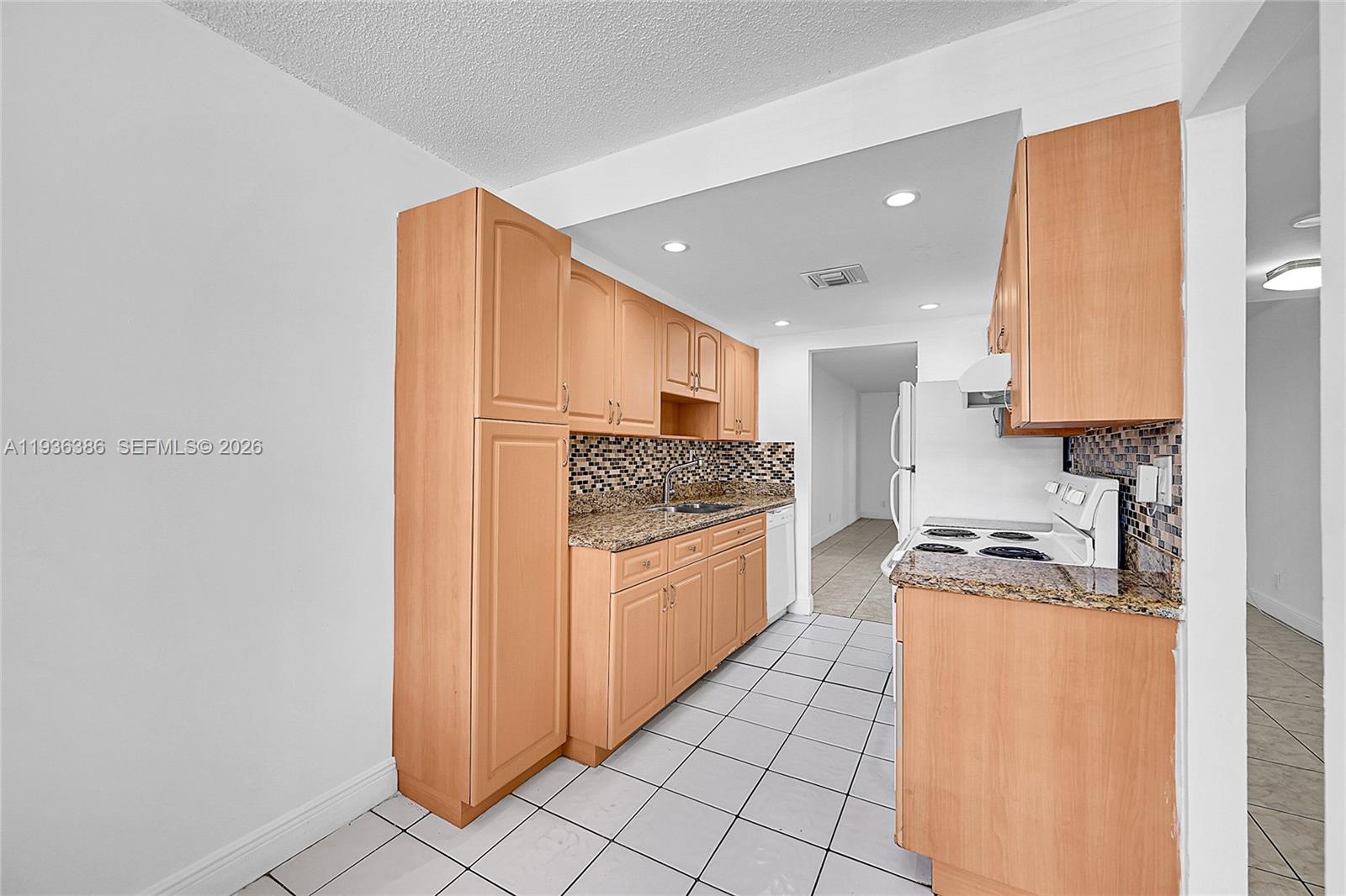 CYPRESS CHASE CONDO NO 3 - Residential