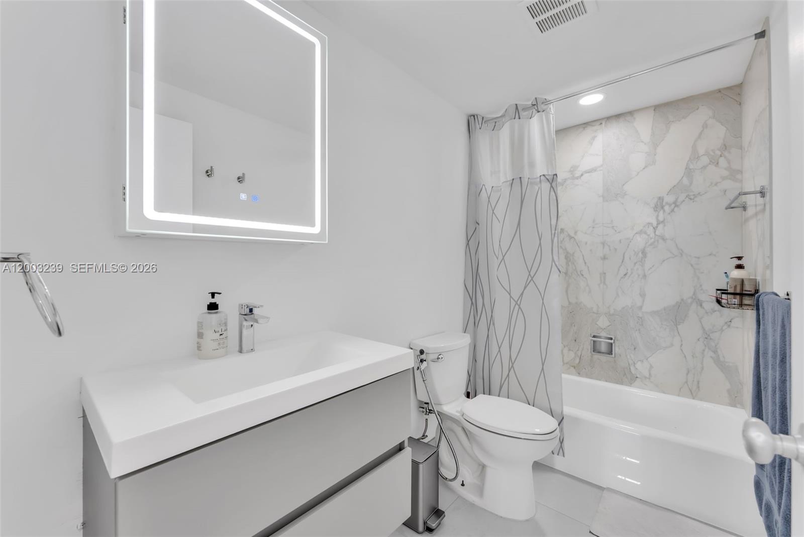 BRICKELL BAY TOWER CONDO - Residential