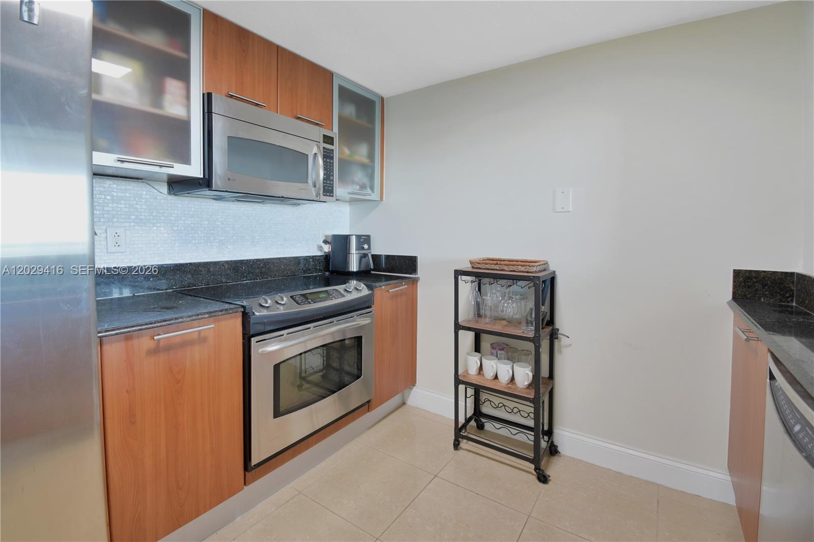1800 CLUB CONDO - Residential Lease