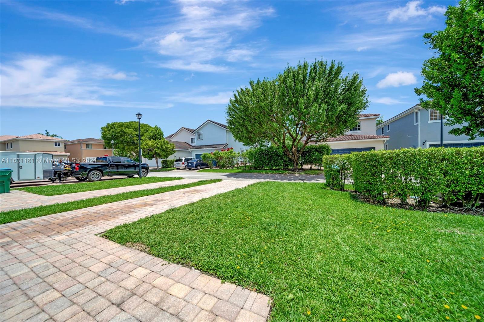MANDARIN LAKES - Residential
