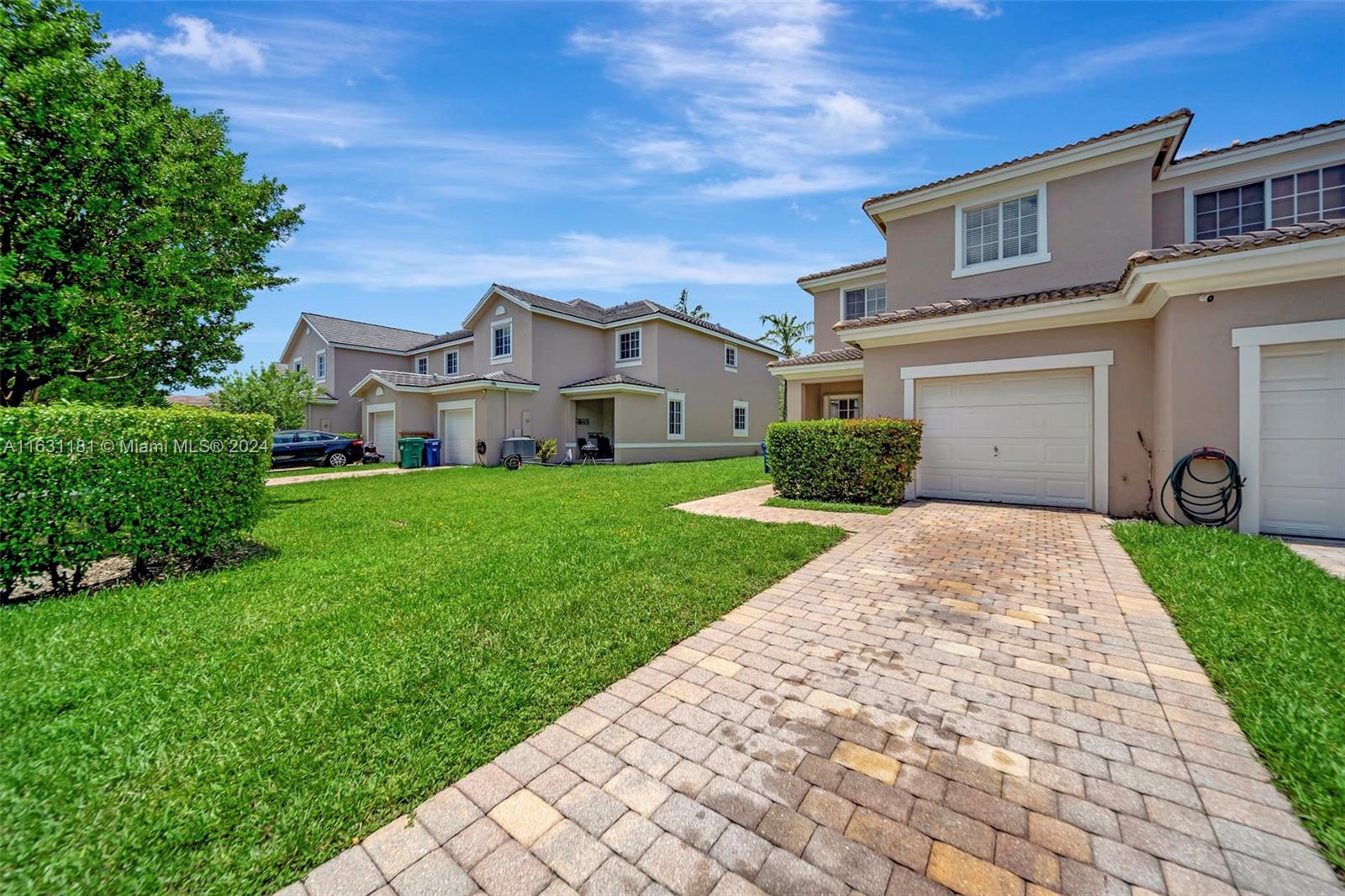 MANDARIN LAKES - Residential