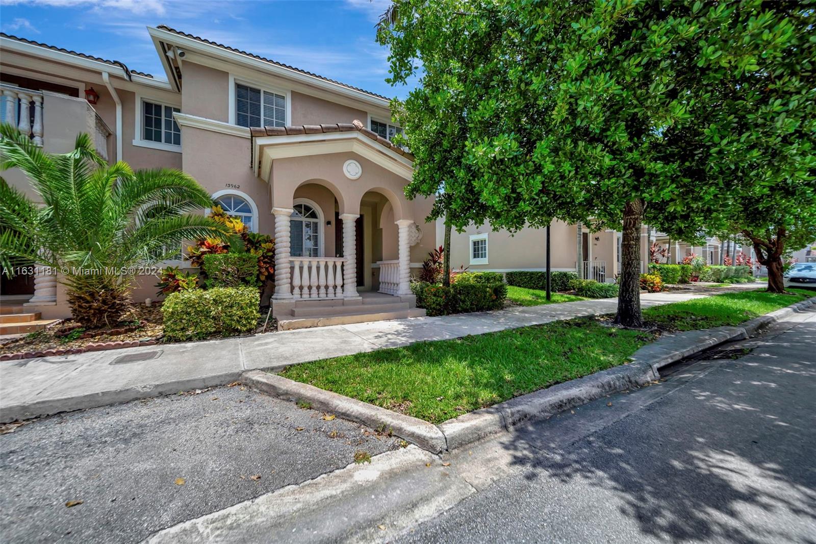 MANDARIN LAKES - Residential