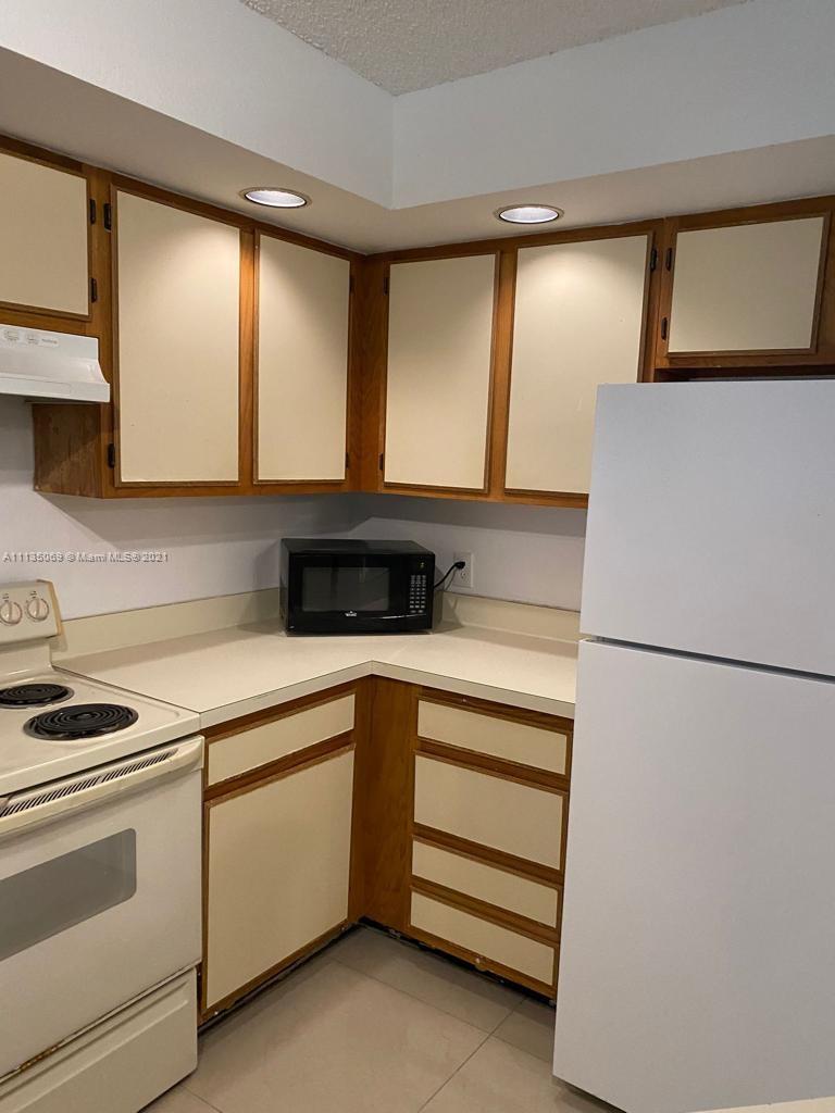 Great 1/1 unit. Ceramic floors. Washer and dryer inside the unit. Partially renovated bathroom.