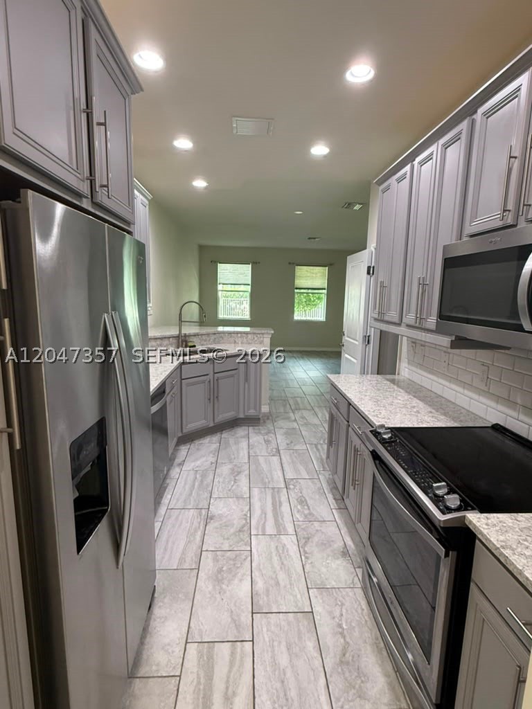 HILLCREST COUNTRY CLUB NO - Residential Lease