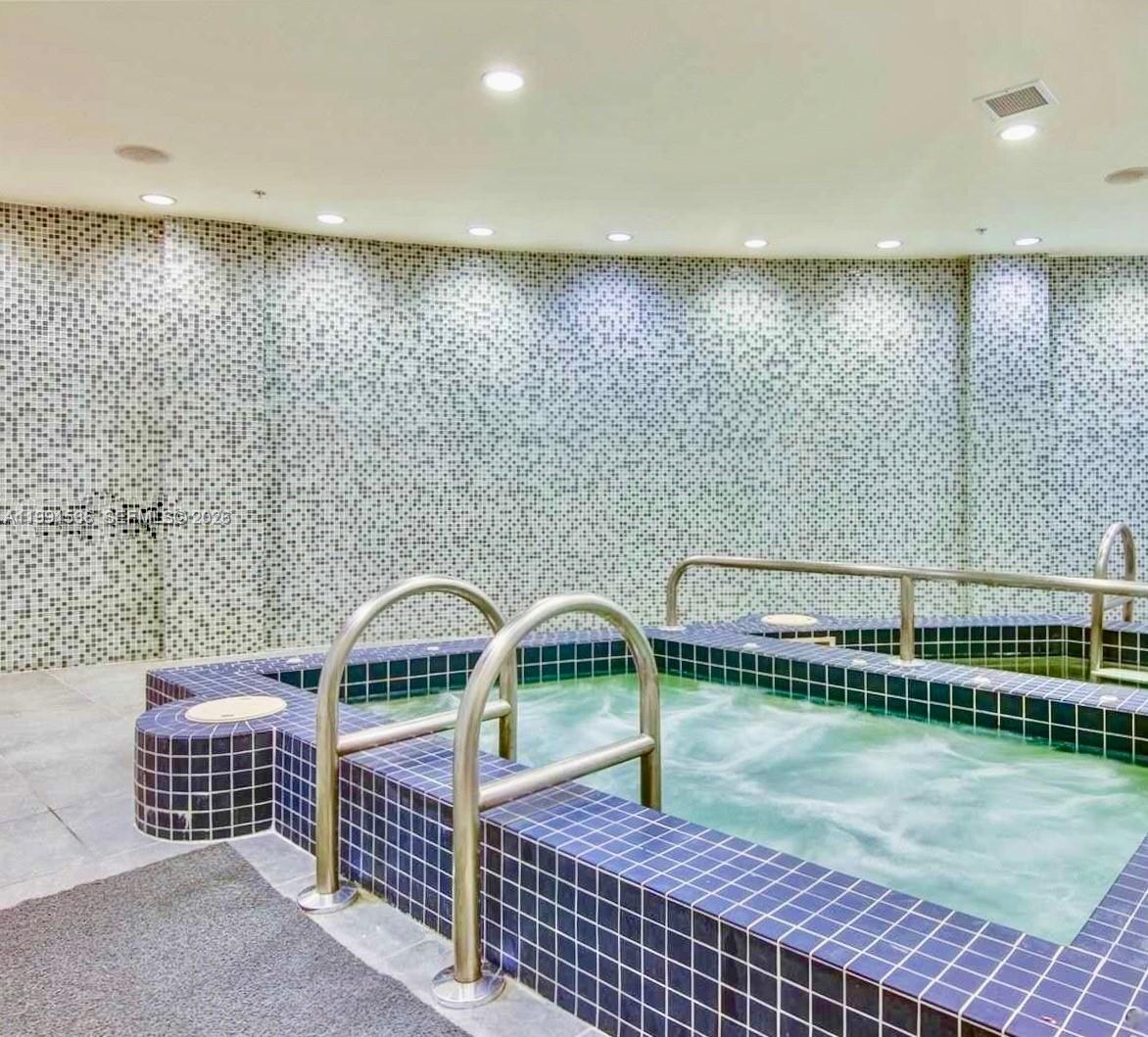 VIZCAYNE NORTH CONDO - Residential