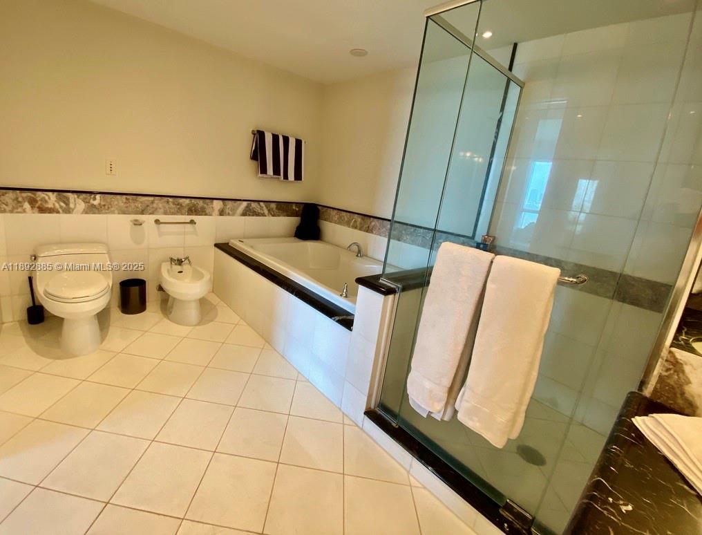 THE BENTLEY BAY CONDO - Residential Lease
