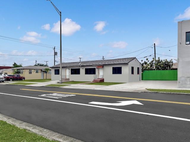 For Rent, 2 bedroom 1 bath remodeled duplex in Hialeah, corner of Palm Ave & 16th ST. Plenty of parking for more information call Roberto.