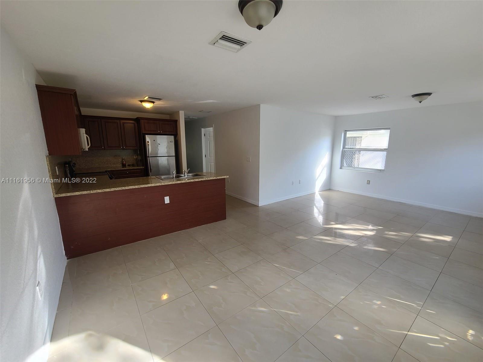 Spacious 3 bedroom 2 bath unit in great conditions with large fenced back yard.