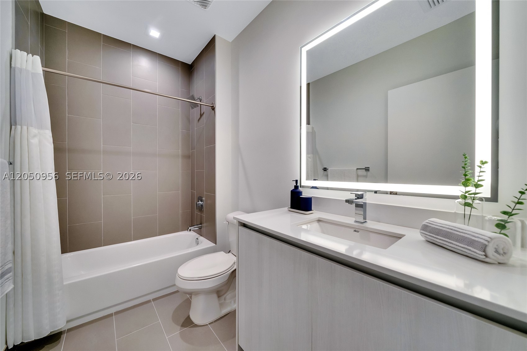HOLLYWOOD - Residential Lease