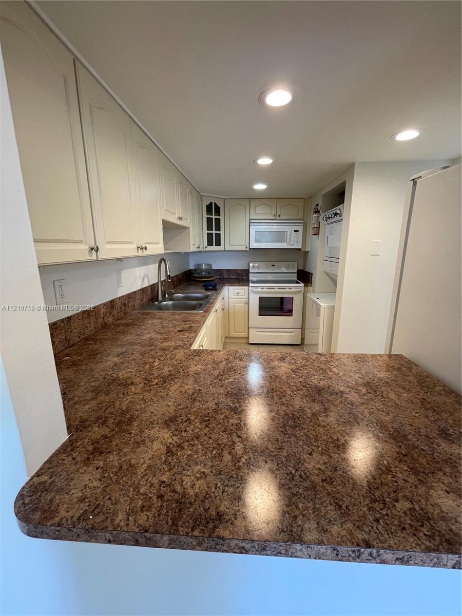 SAMARI LAKE EAST CONDO - Residential Lease