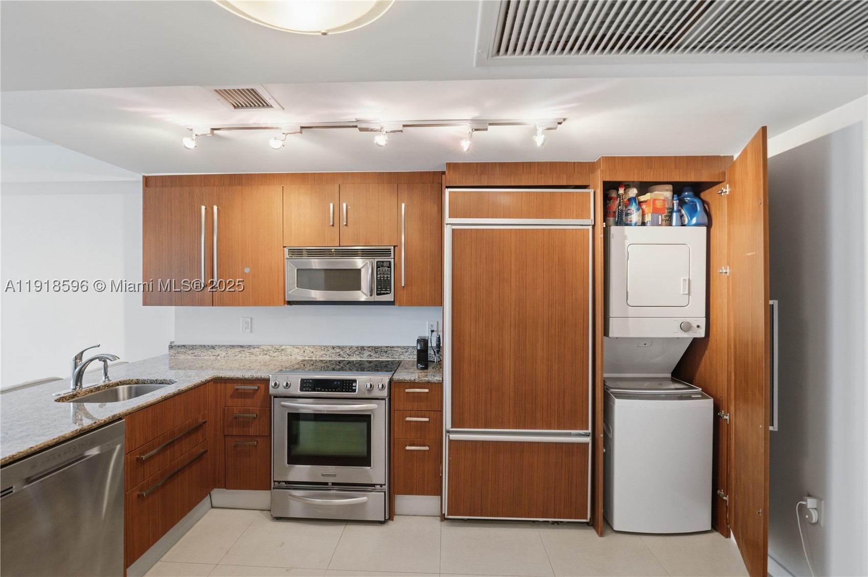 HARBOUR HOUSE - Residential