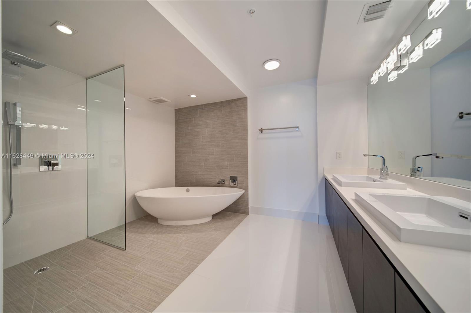 PARQUE TOWERS CONDO - Residential