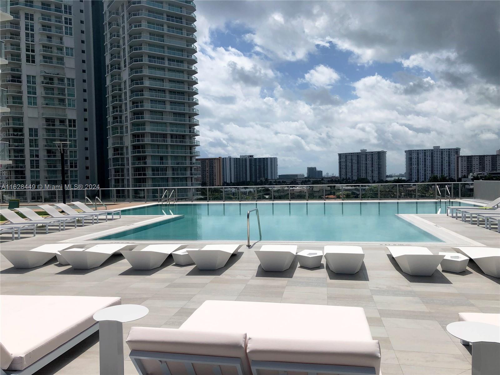 PARQUE TOWERS CONDO - Residential