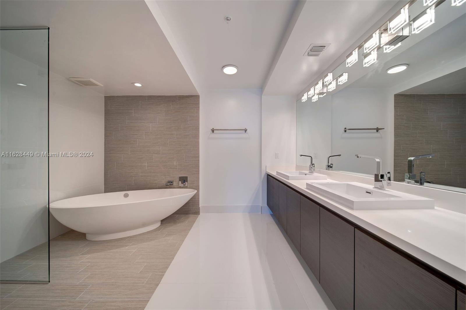 PARQUE TOWERS CONDO - Residential