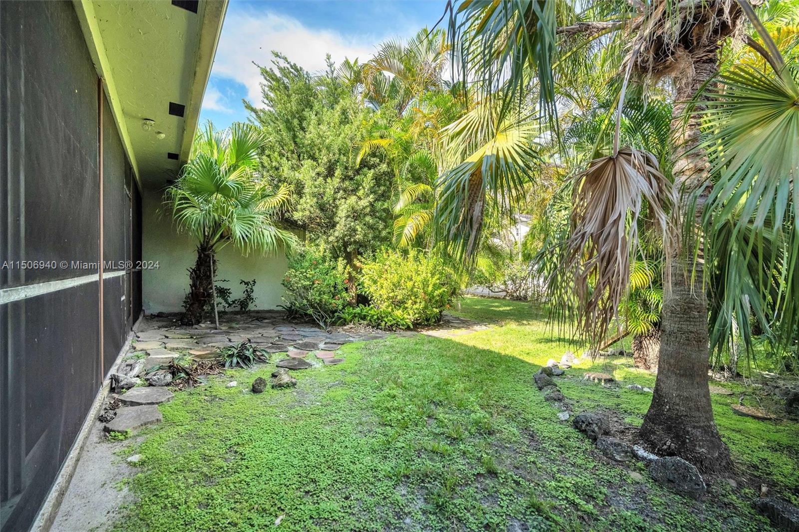 HOLLYWOOD LAKES SECTION - Residential Lease