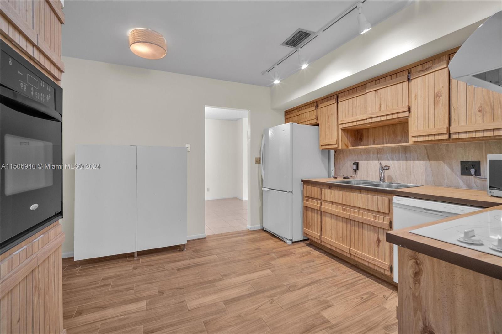 HOLLYWOOD LAKES SECTION - Residential Lease