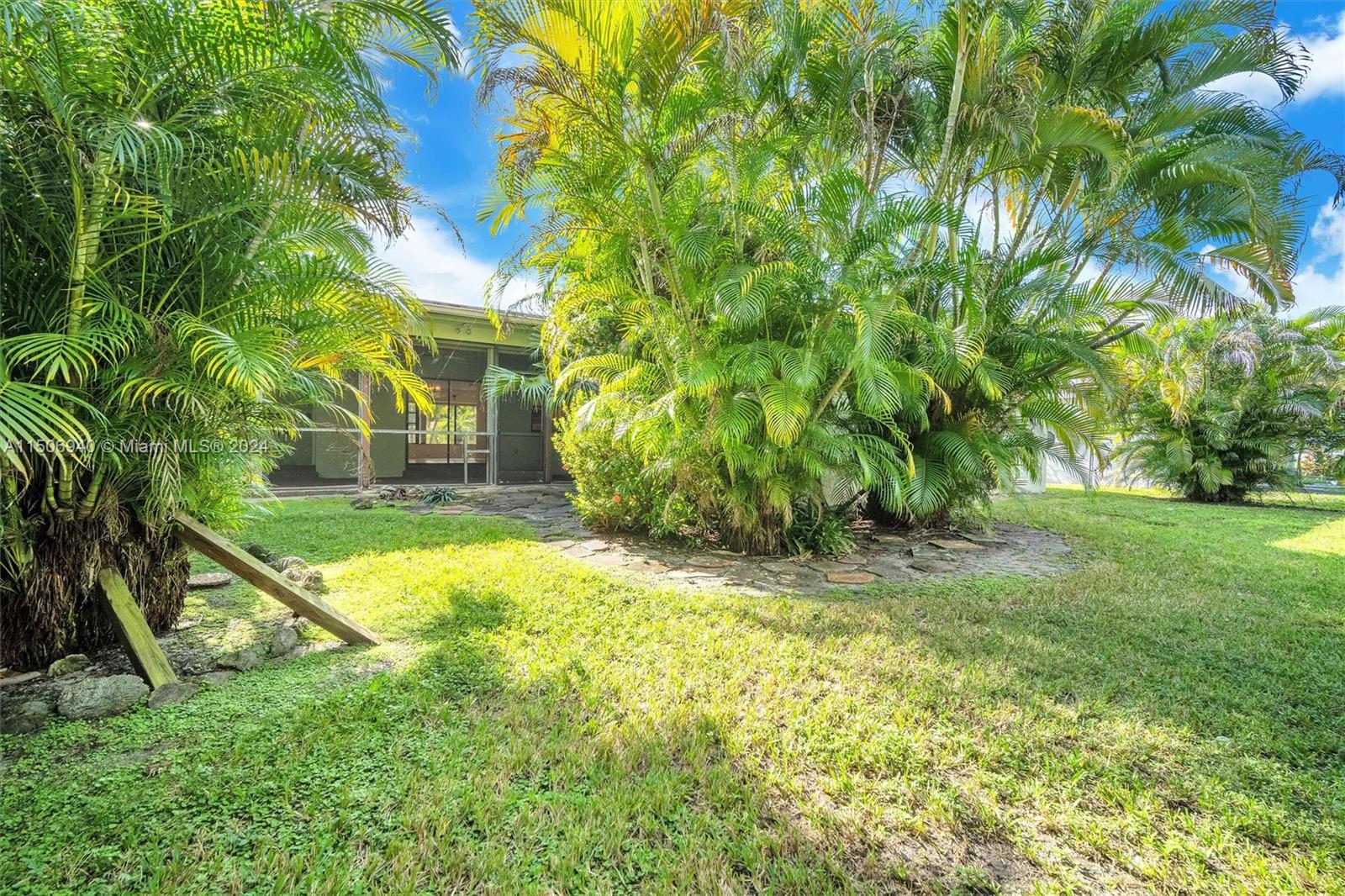 HOLLYWOOD LAKES SECTION - Residential Lease