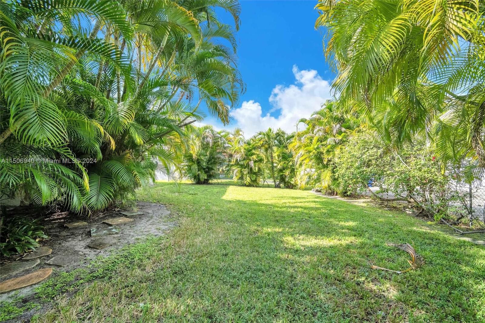 HOLLYWOOD LAKES SECTION - Residential Lease