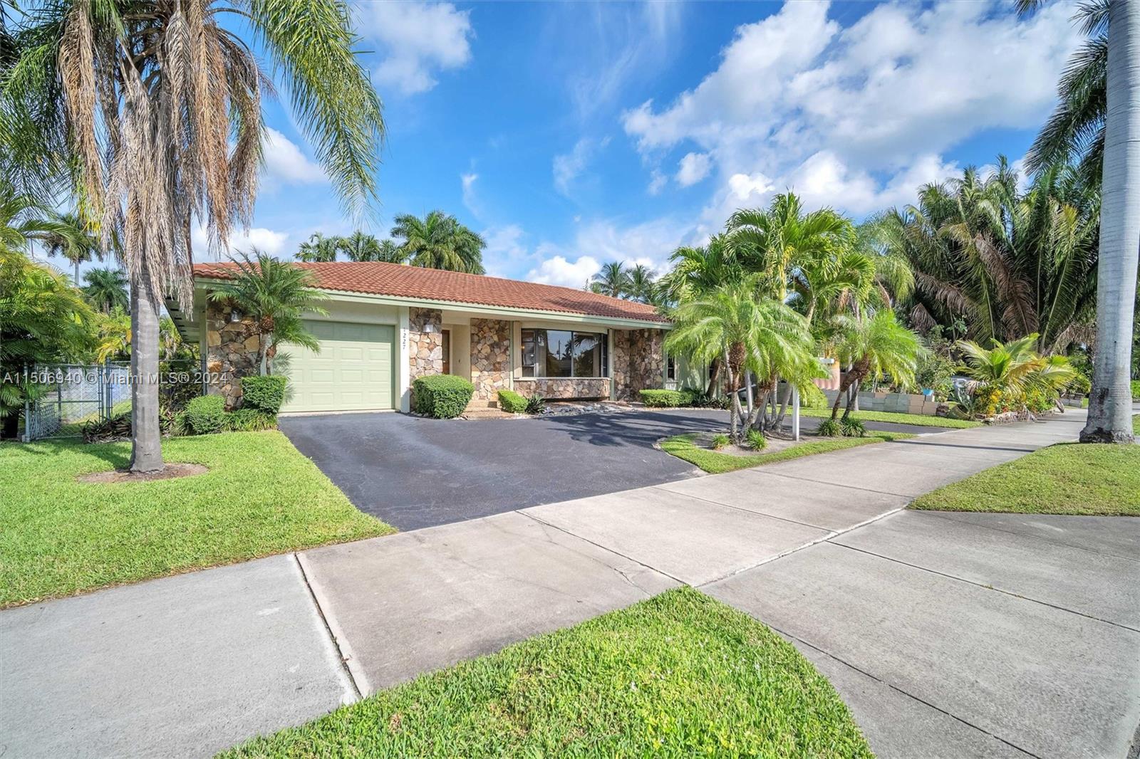 HOLLYWOOD LAKES SECTION - Residential Lease