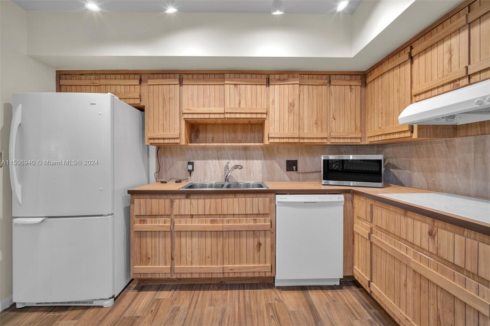 HOLLYWOOD LAKES SECTION - Residential Lease