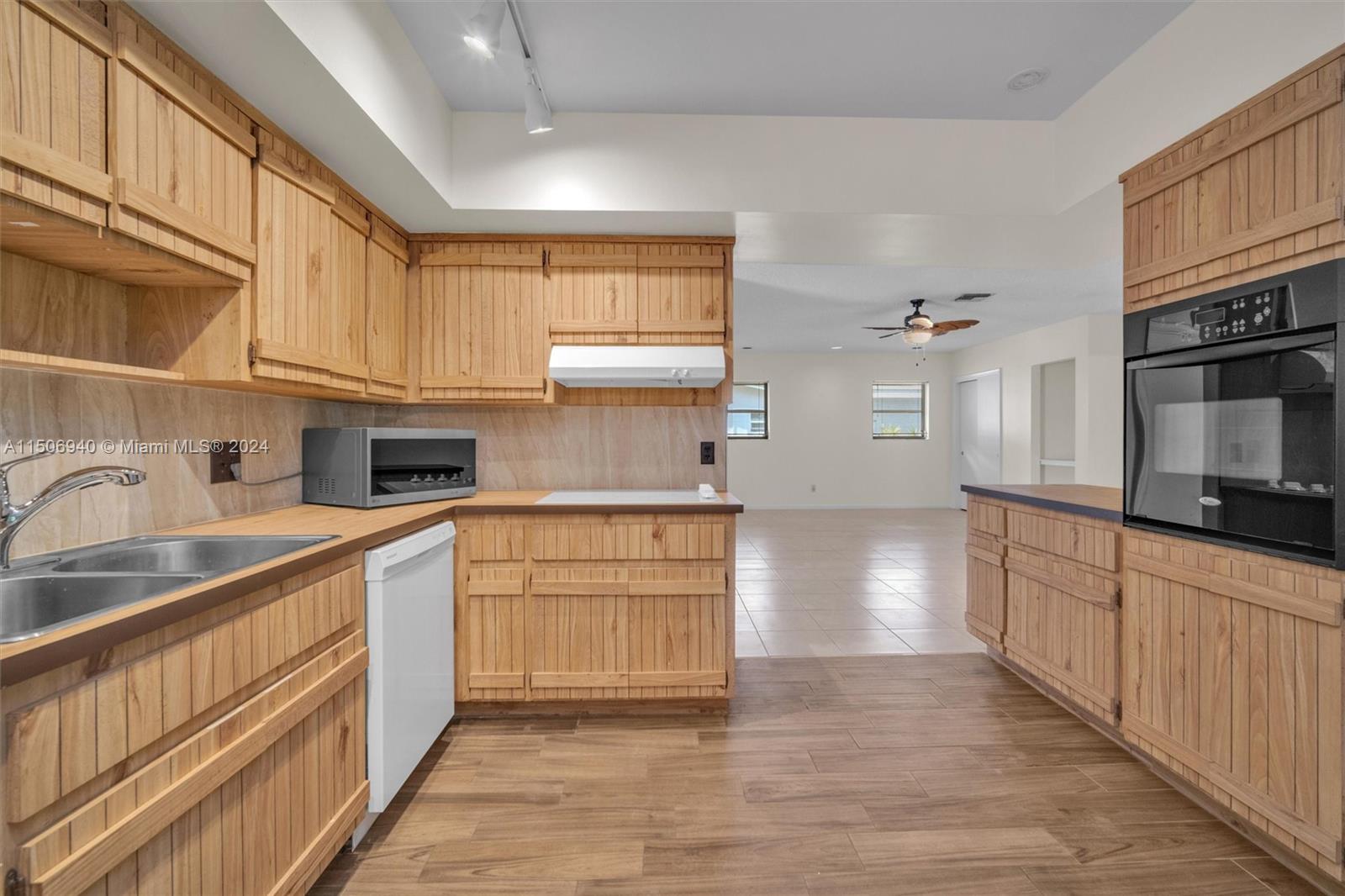 HOLLYWOOD LAKES SECTION - Residential Lease