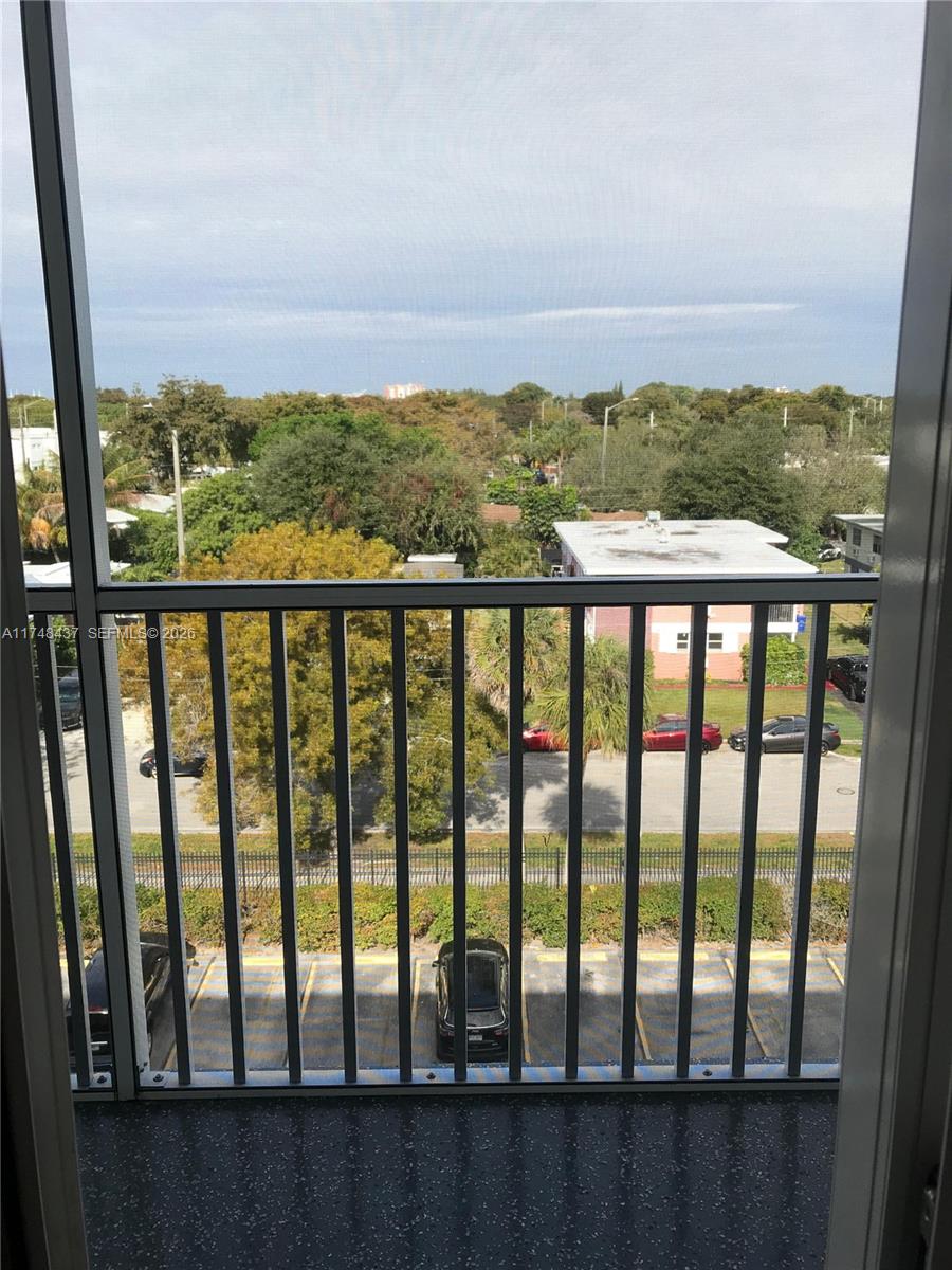 Very nice 1 bedroom apartment in the heart of north miami , gated community, resort style amenities, laundry facilities ,,location , excellent for living or investors
price to sell. !!!!