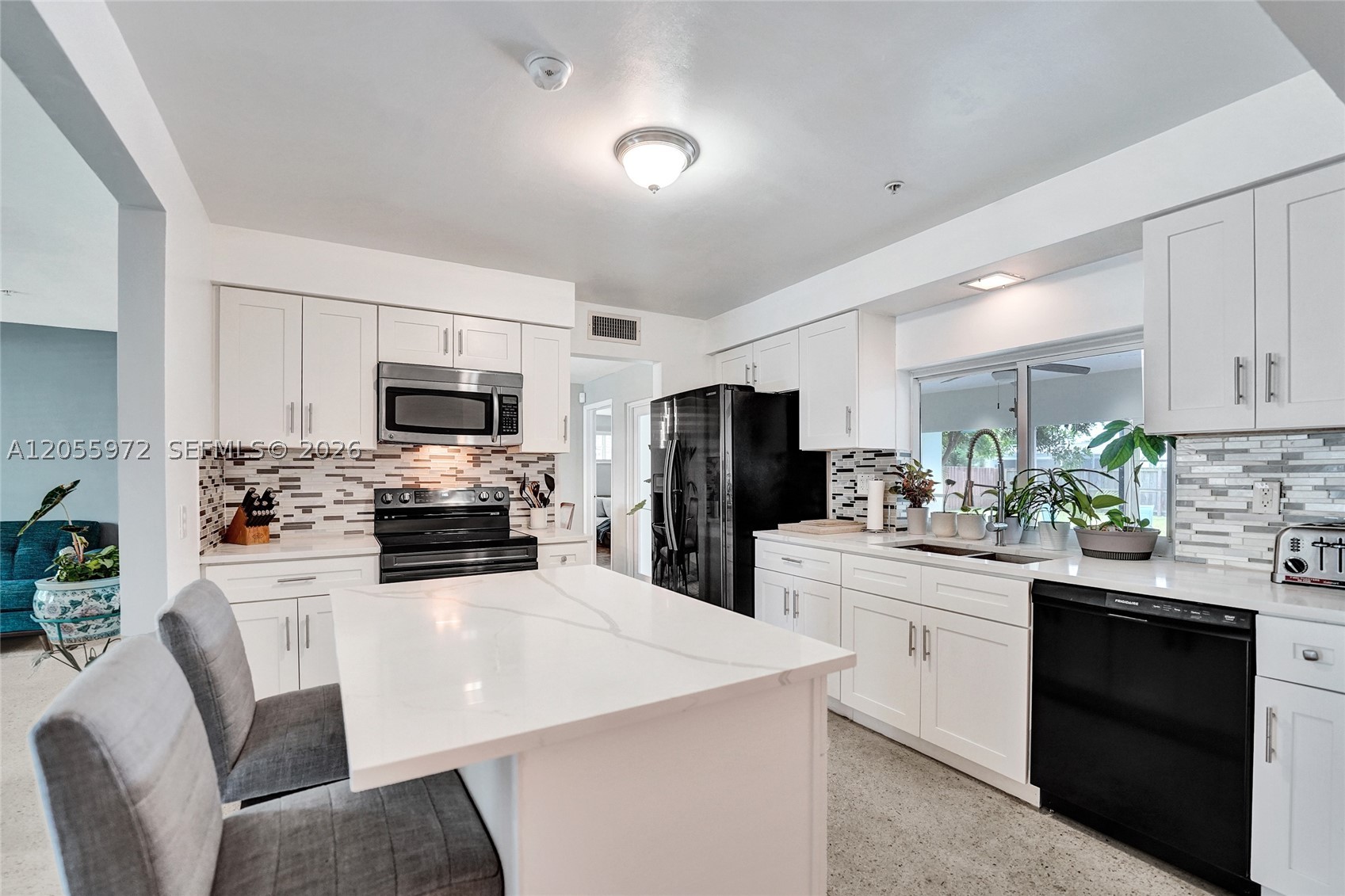 HOLLYWOOD HILLS - Residential