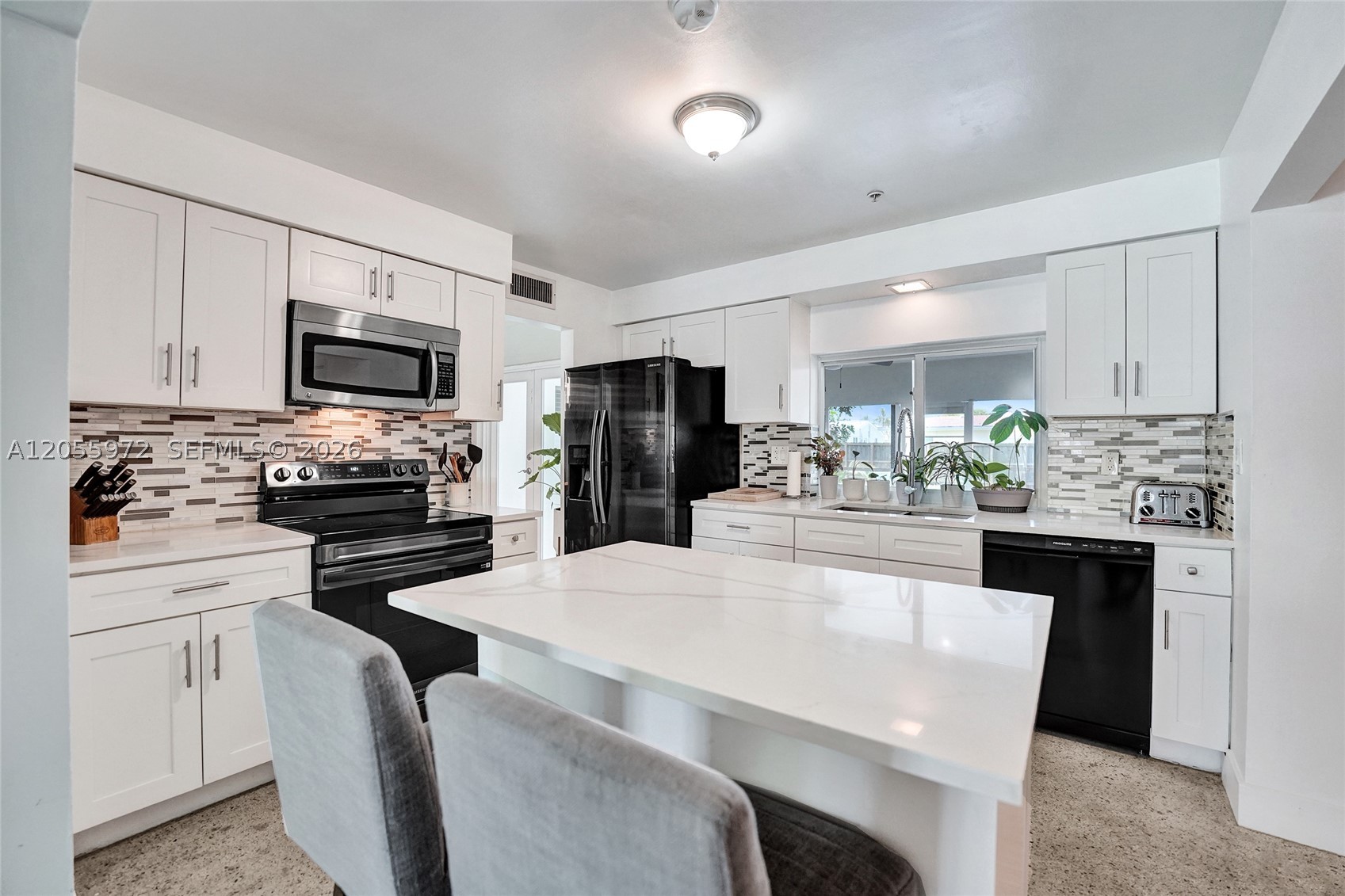 HOLLYWOOD HILLS - Residential