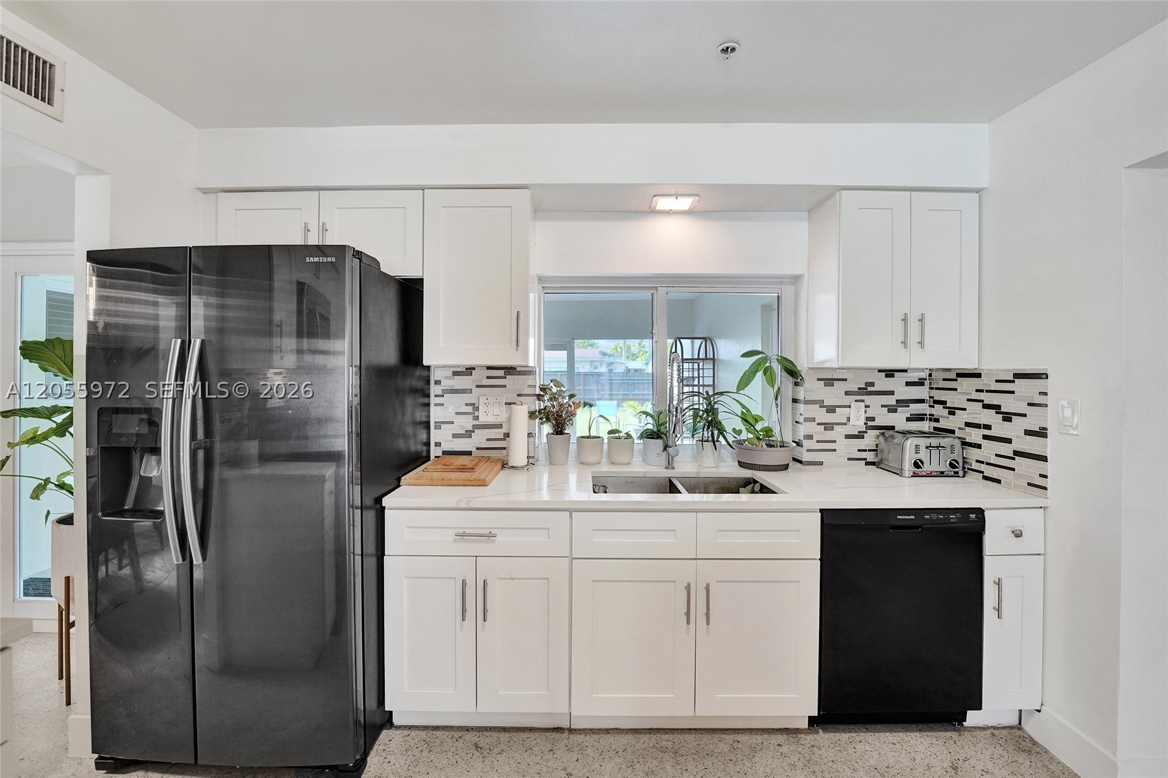 HOLLYWOOD HILLS - Residential