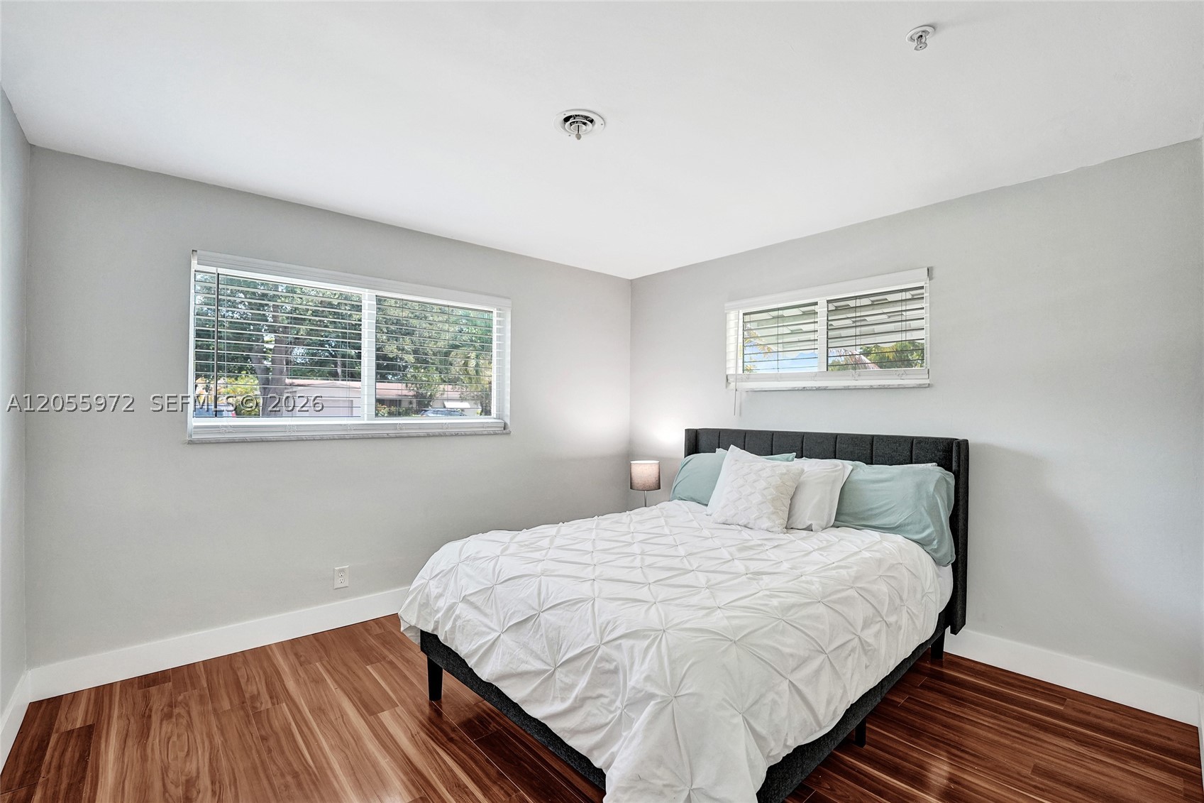 HOLLYWOOD HILLS - Residential