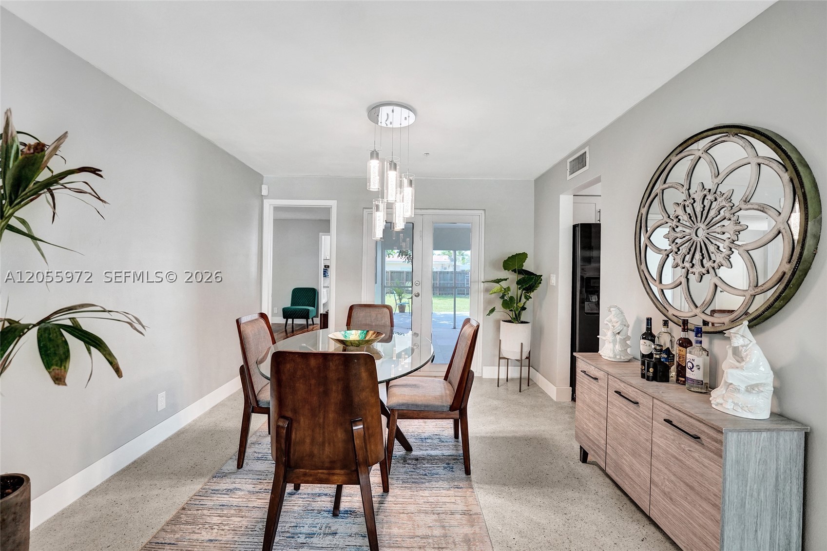 HOLLYWOOD HILLS - Residential