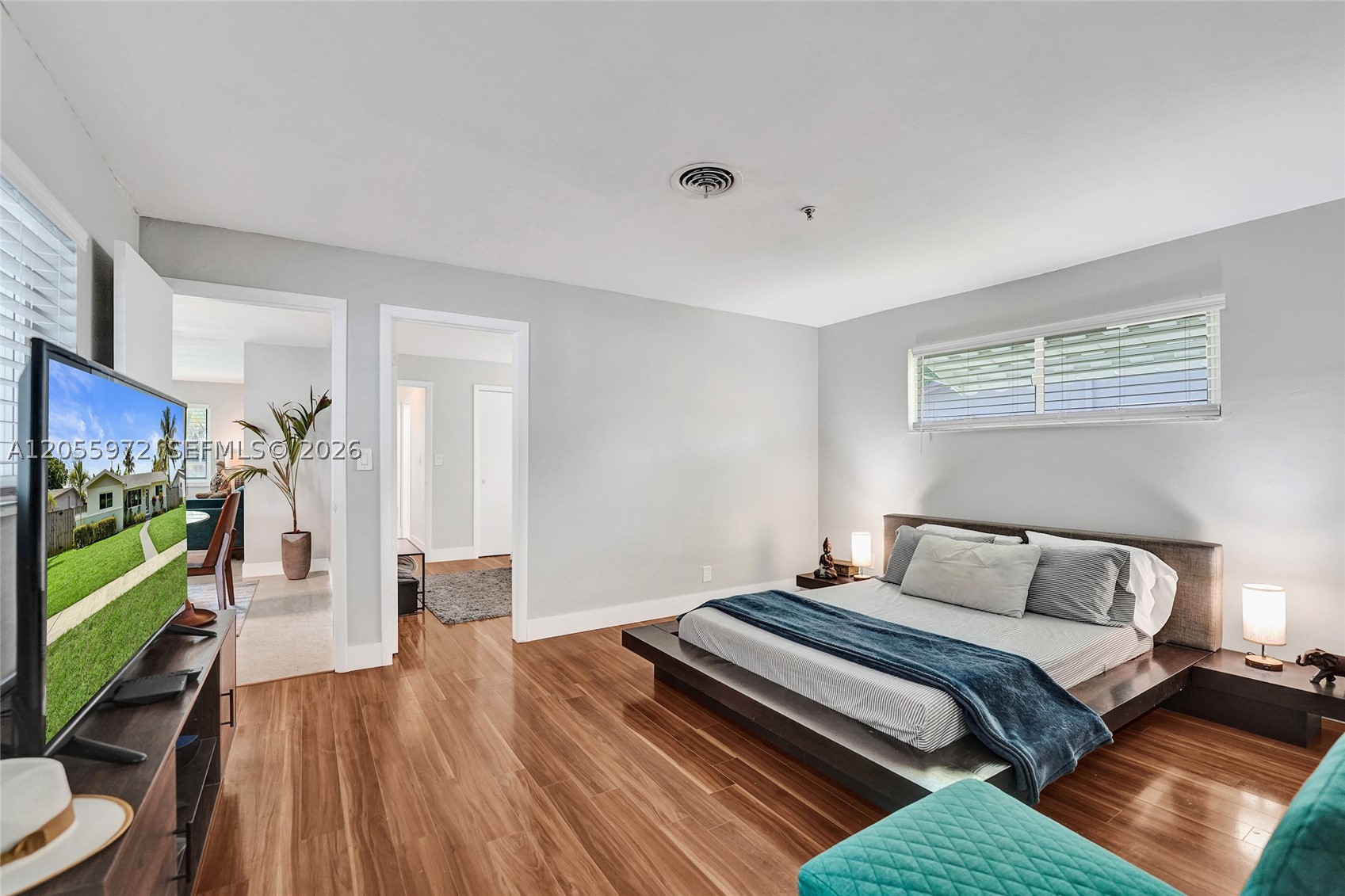 HOLLYWOOD HILLS - Residential