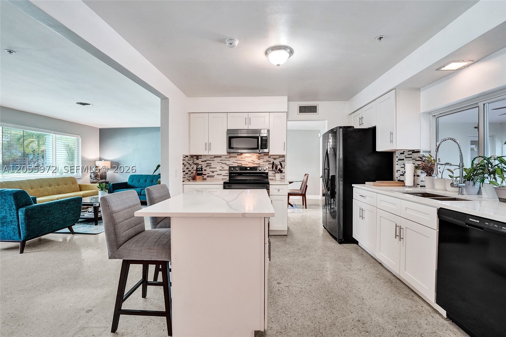 HOLLYWOOD HILLS - Residential