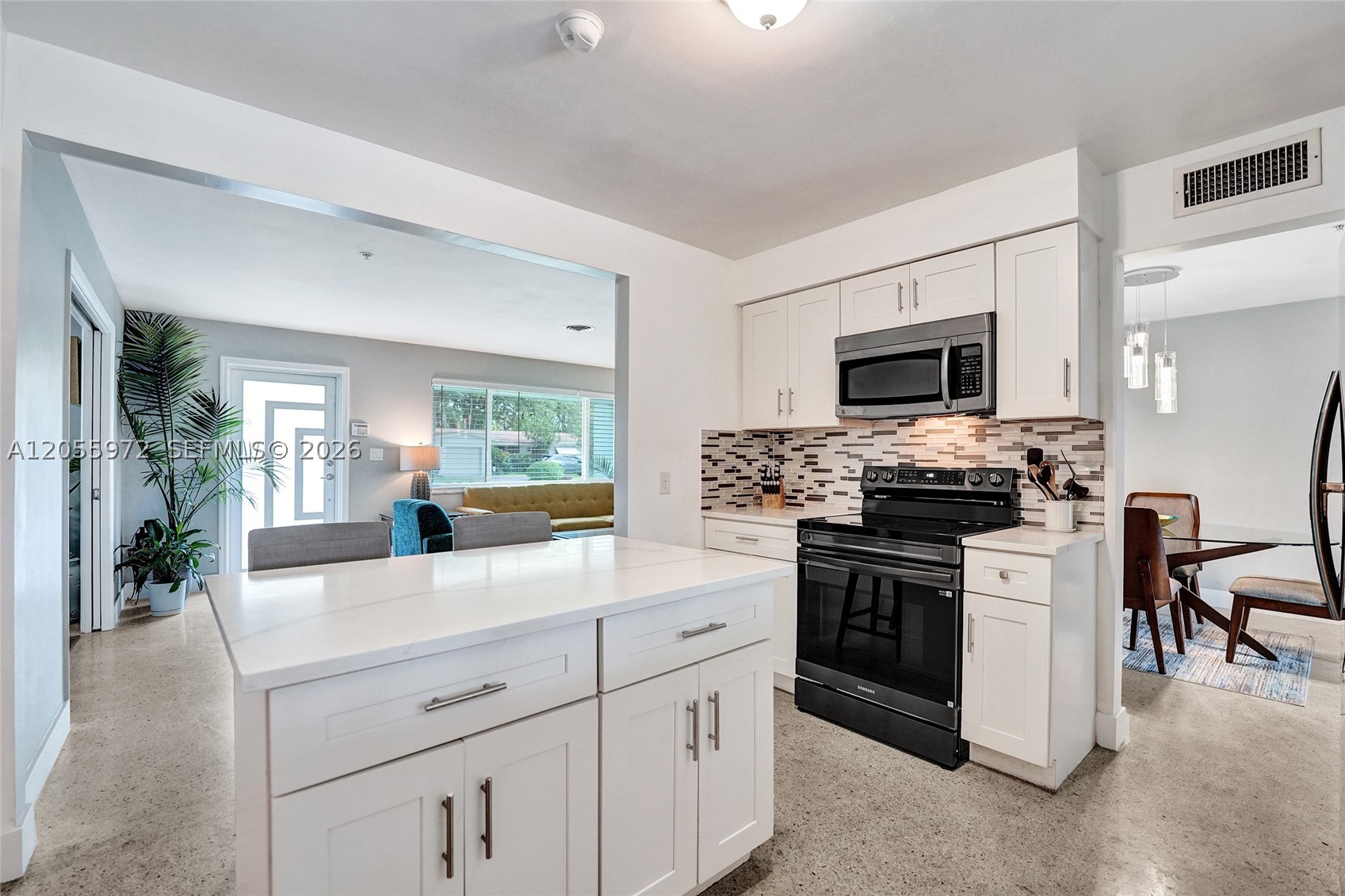 HOLLYWOOD HILLS - Residential