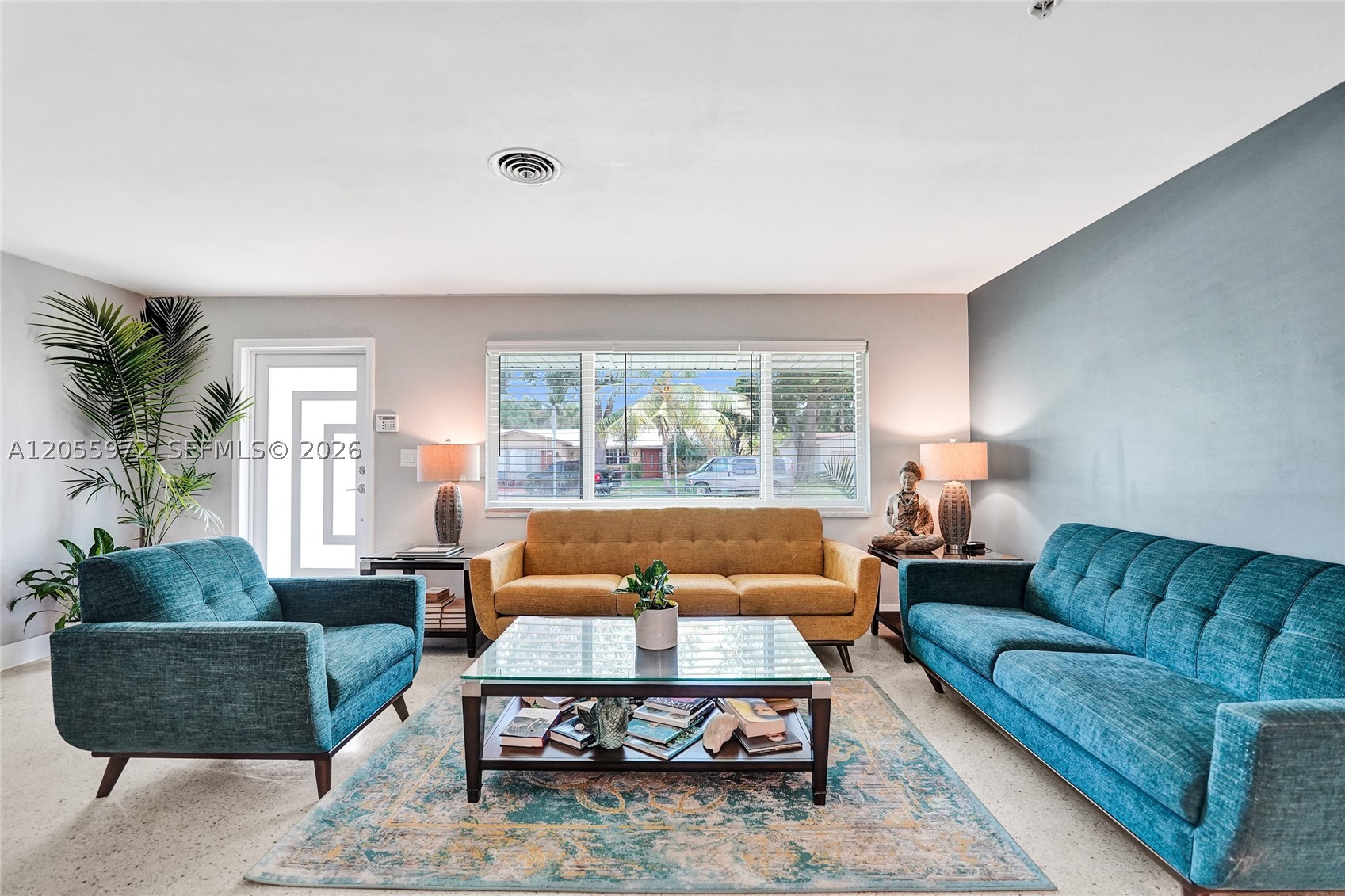 HOLLYWOOD HILLS - Residential