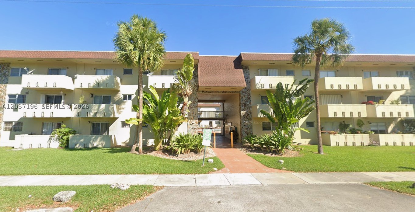 Prime Location! Don’t miss this opportunity to rent a charming 1-bedroom, 1-bathroom condo in Dadeland Park
Condominium. Located within a quiet residential community, the property provides convenient access to shopping
centers, the mall, public transportation, and the Palmetto Expressway, making commuting easy. Residents can
enjoy amenities such as a community pool, clubhouse, shared laundry facilities, and a BBQ/picnic area. NOTE:
Pictures have been virtually staged to help illustrate the property's potential. Virtual furnishings are not included in
the lease. All dimensions and layout remain accurate.